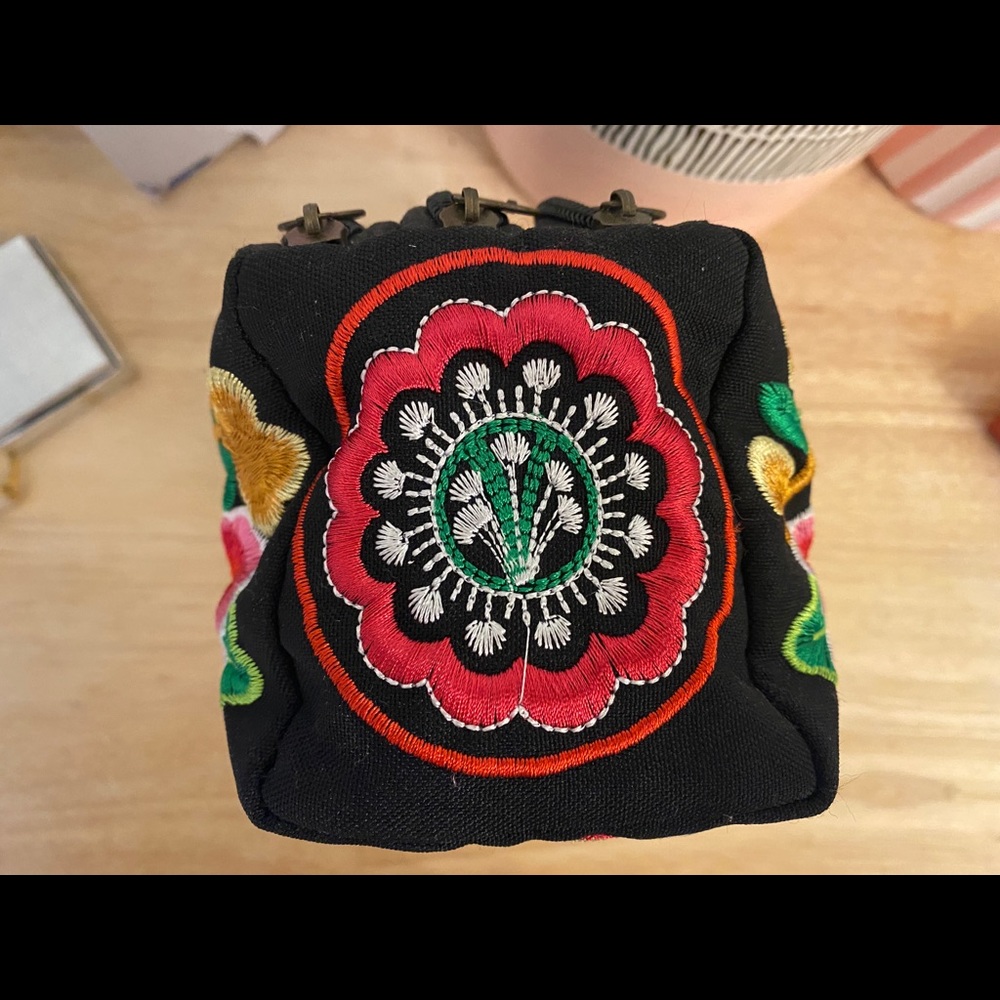 Embroidered pouch - Picture 2 of 4